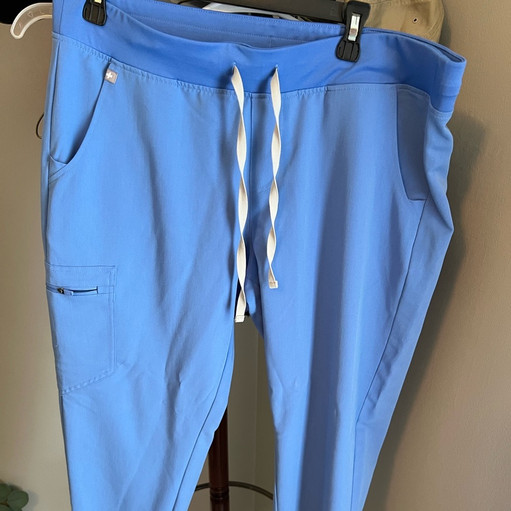 FIGS Zamora Joggers and matching top